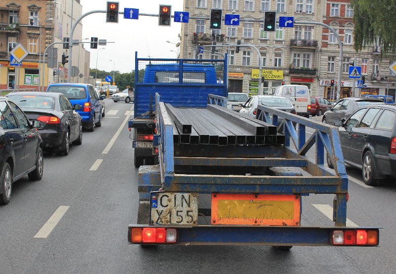 2010_08_26_0151.JPG - Inowroclaw ( Gefärlicher Materialtransport ohne jede Sicherung auf Polnisch )