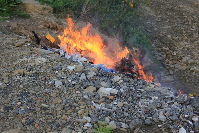 IMG_0017.JPG - Mülldeponie und ihre Verbrennung in Lubien