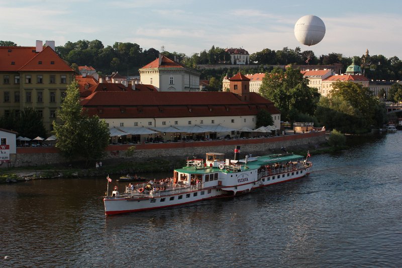 IMG_0168.JPG - Prag ( Schiffstour auf der Moldau / Ballonfahr am Seil im Hintergrund  )
