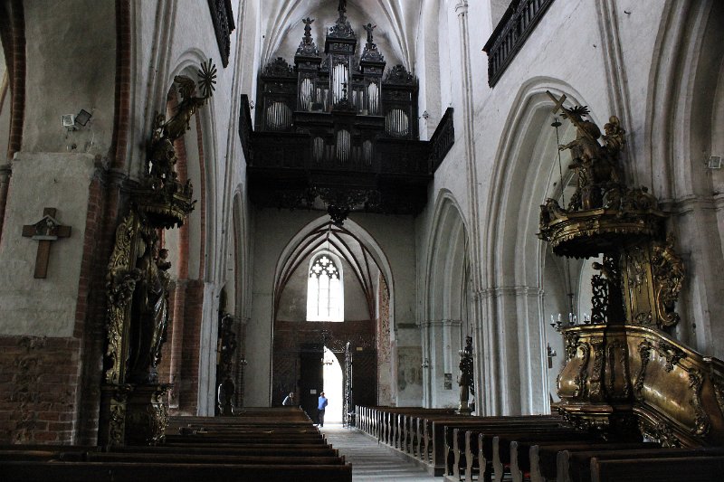 2010_08_26_0126.JPG - Torun ( Johannis-Kirche erbaut 1309 mit Org.-Bänke aus dem 16. Jh. wo Kopernikus getauft wurde )