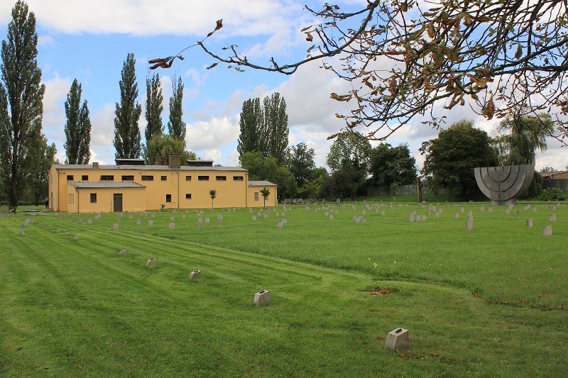2010_09_01_0172.JPG - Teresin ( Jüdischer Friedhof mit Krematorium "4 Oefen")