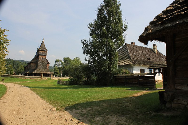 IMG_0077.JPG - Kirche und rechts das Pfarrhaus