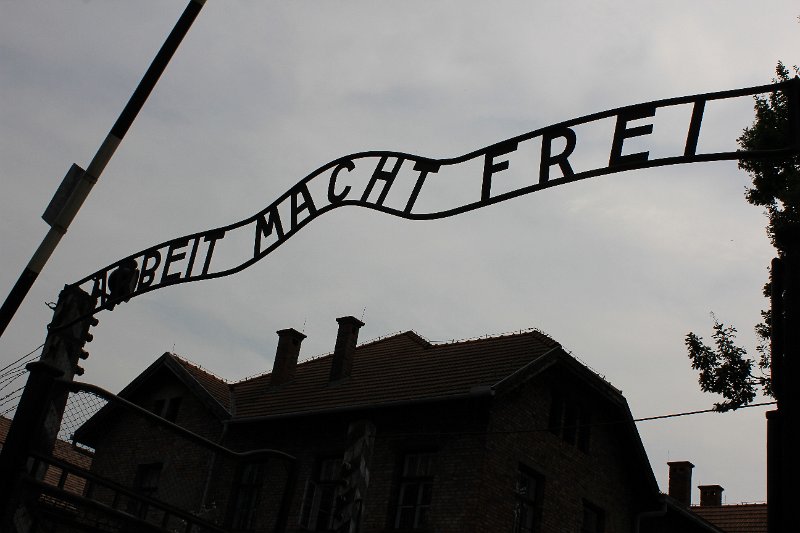 IMG_0325.JPG - Eingang zum Lager Auschwitz ( ARBEIT MACHT FREI )