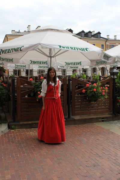 IMG_0391.JPG - Zamosc ( Werbefrau auf dem Ratshaus - Platz )